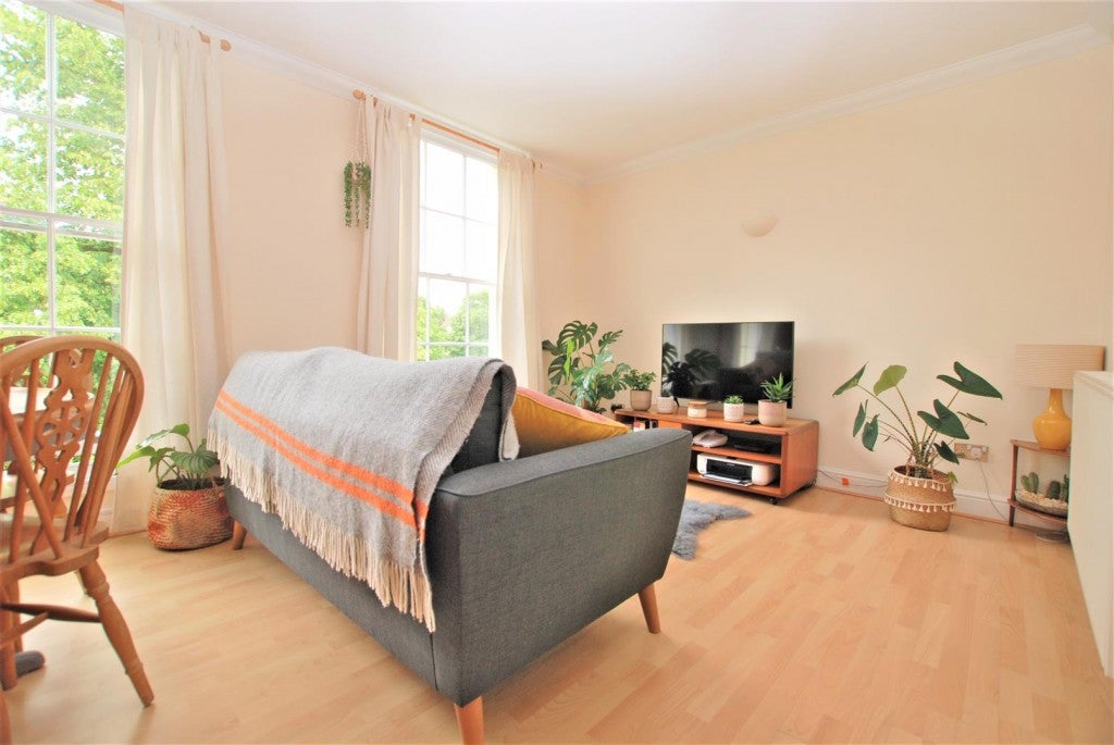 Flat Pittville Circus in Cheltenham