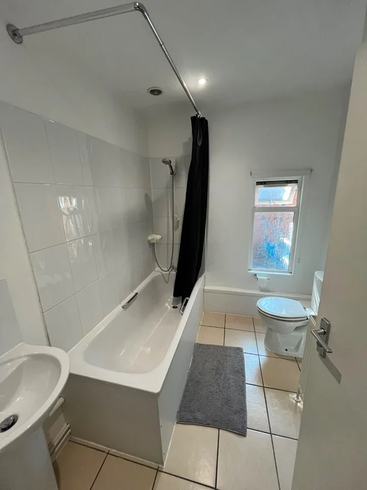 Flat Lansdowne Road in Tonbridge and Malling
