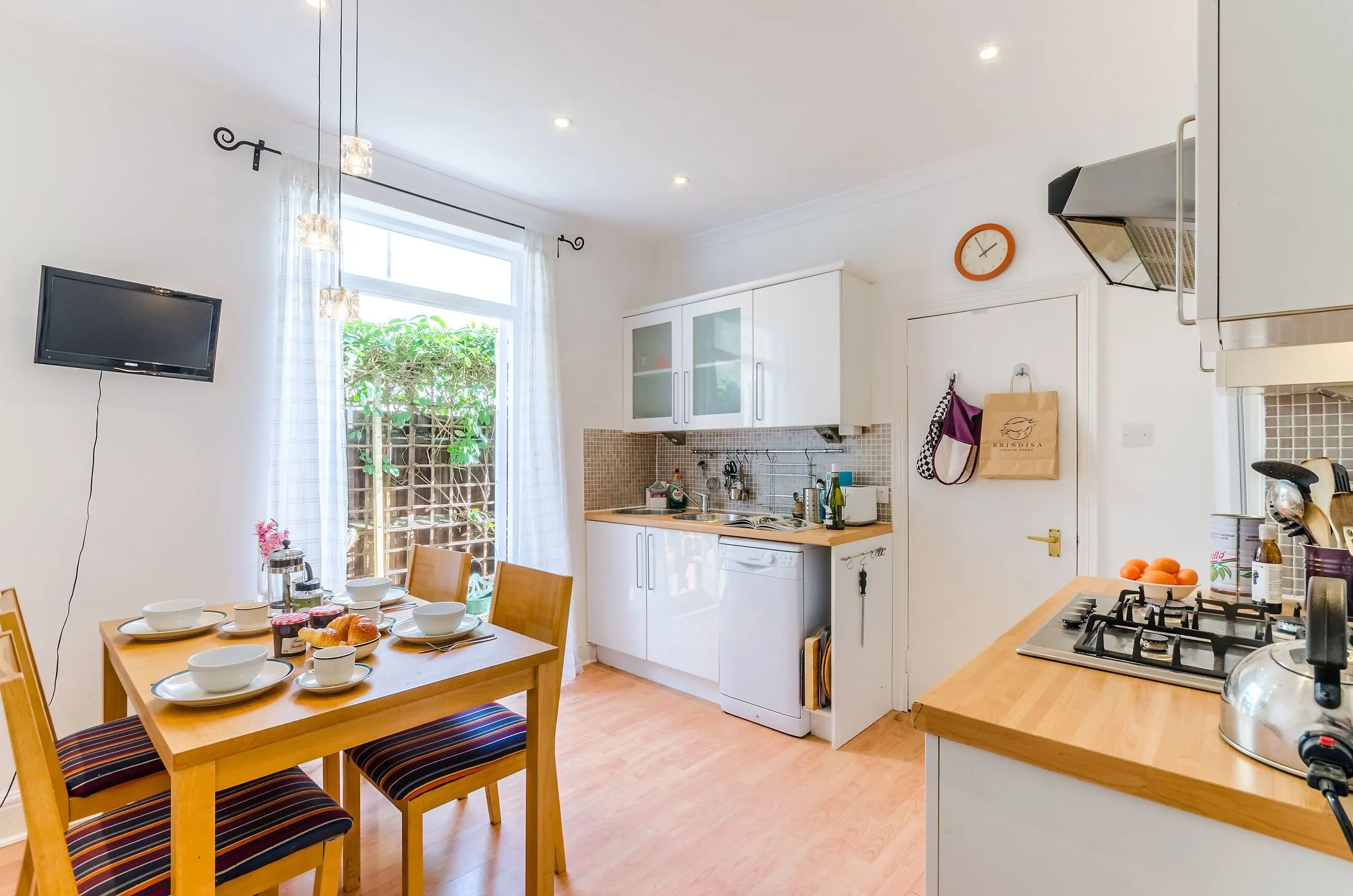 Flat Holley Road in Greater London