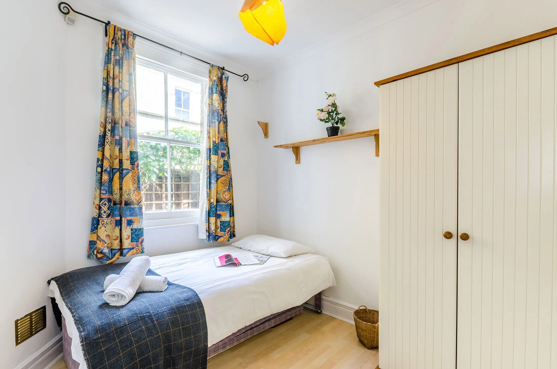Flat Holley Road in Greater London