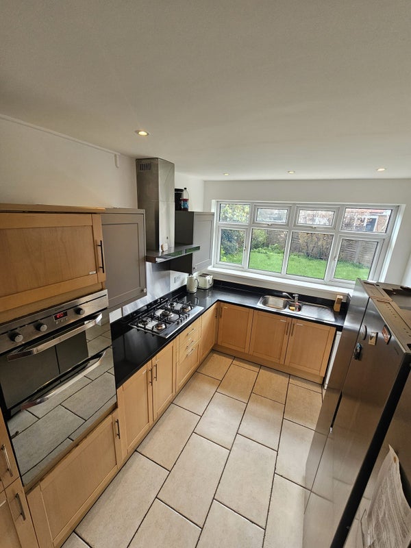 Room Delamere Road in Greater London