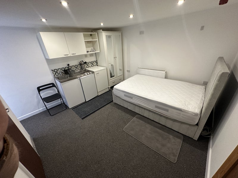 Flat Fishponds Road in Bristol