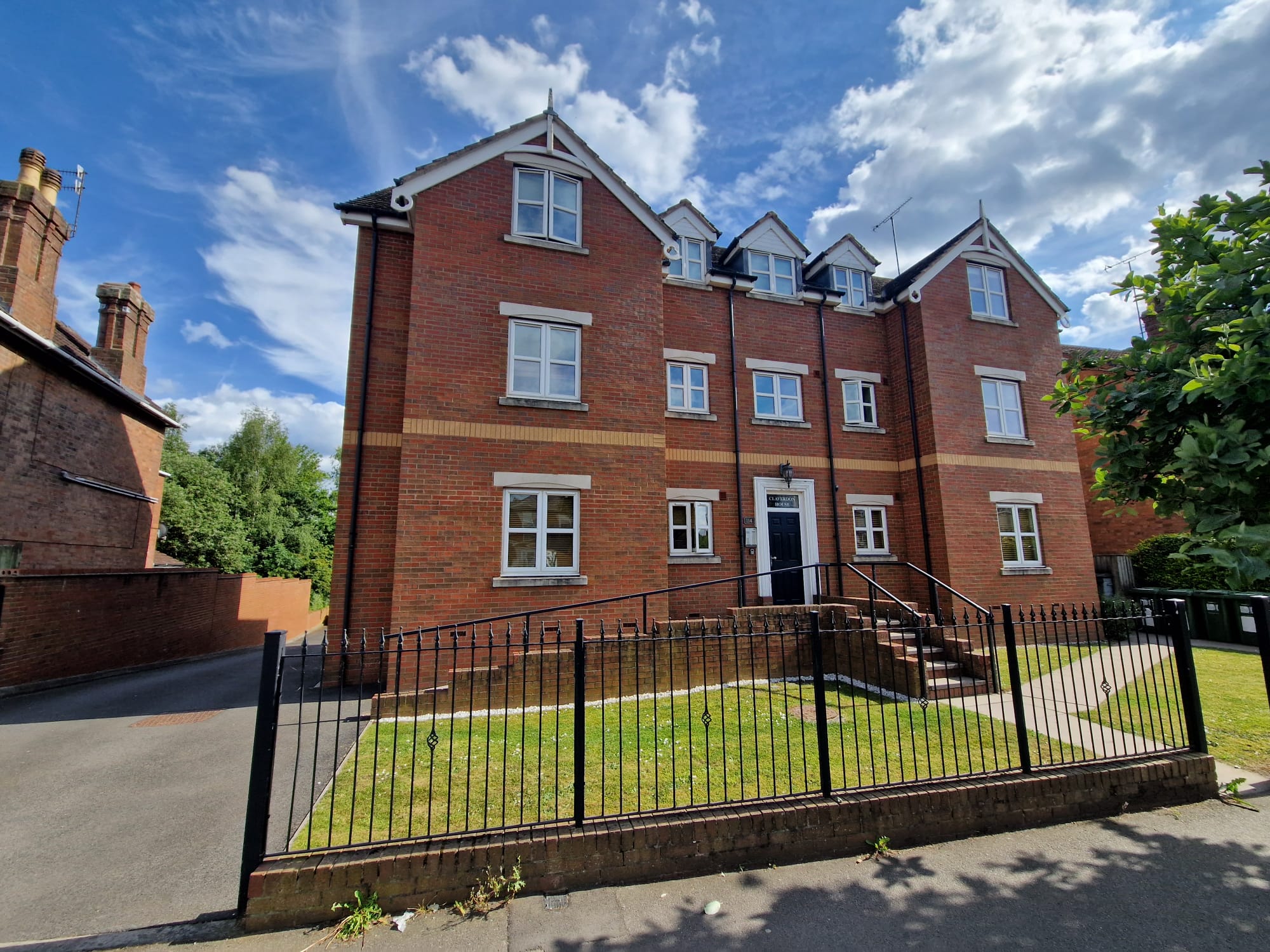 Flat Emscote Road in Warwick