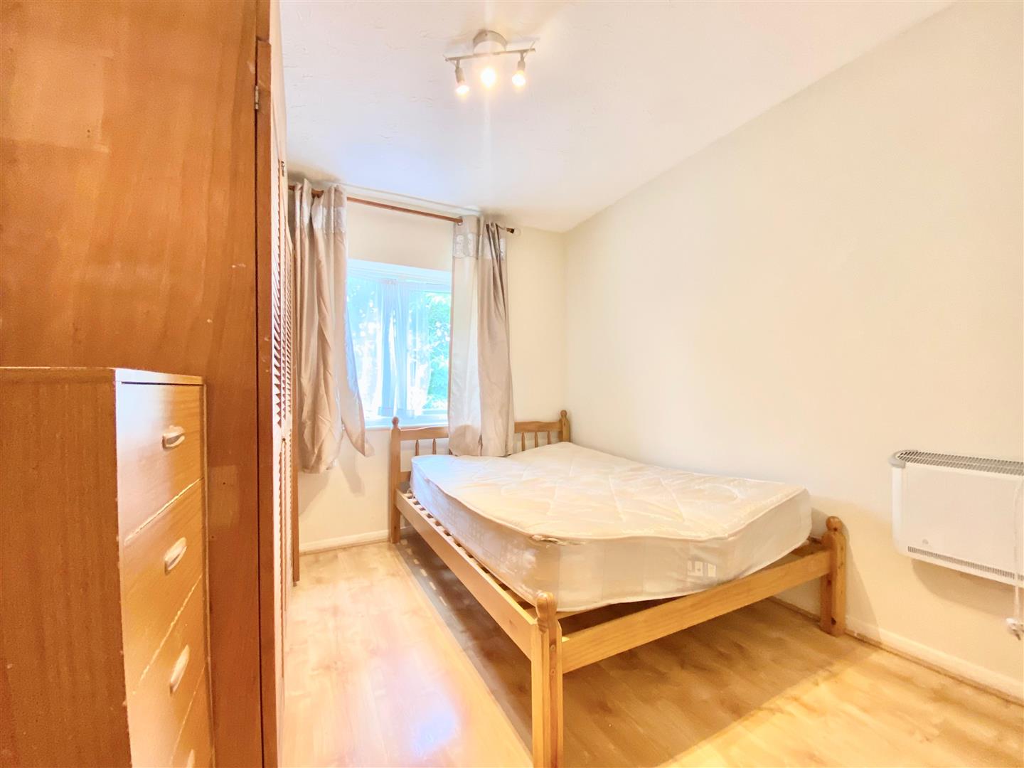 Flat Raven Close in Greater London