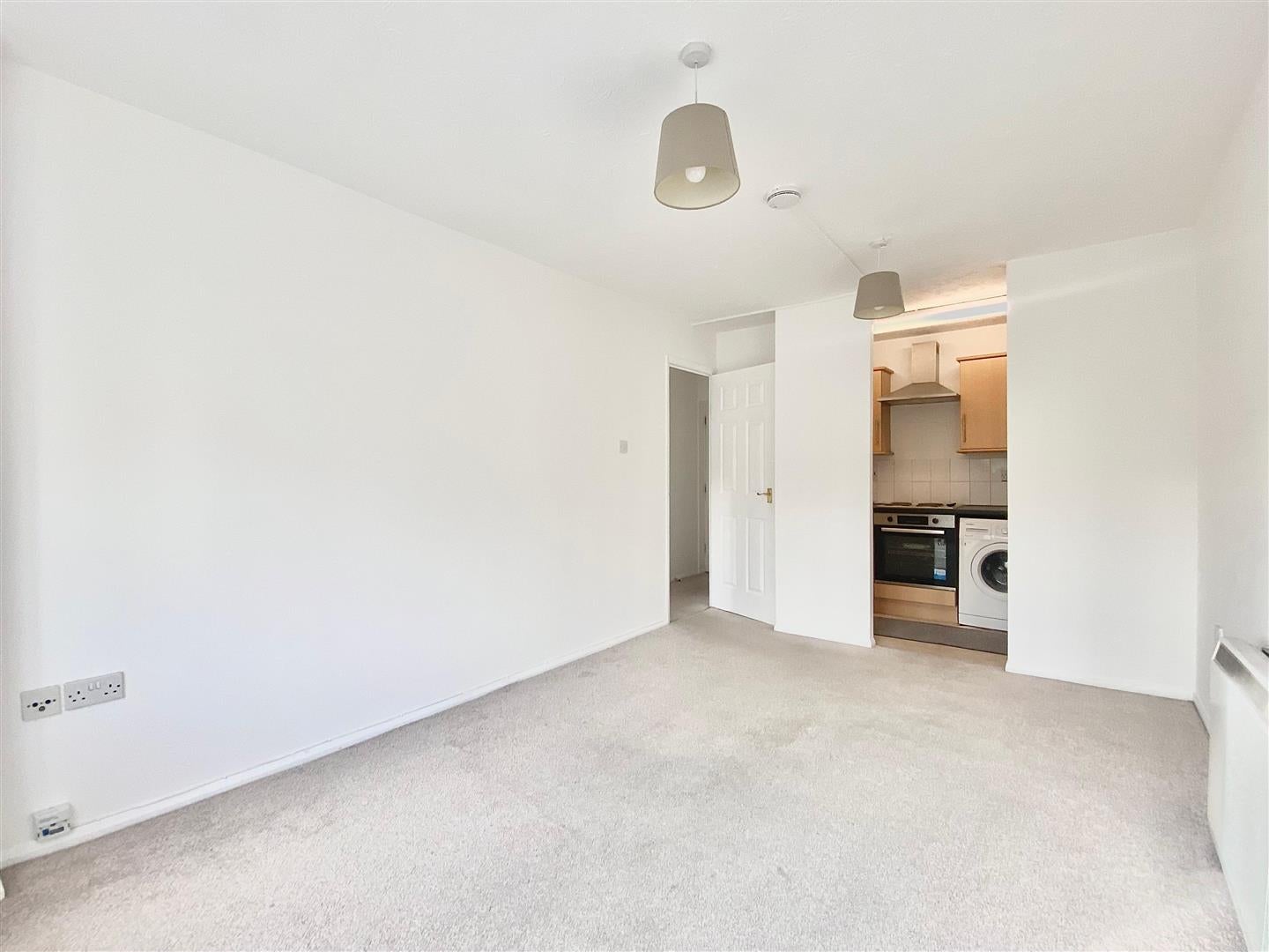 Flat Raven Close in Greater London