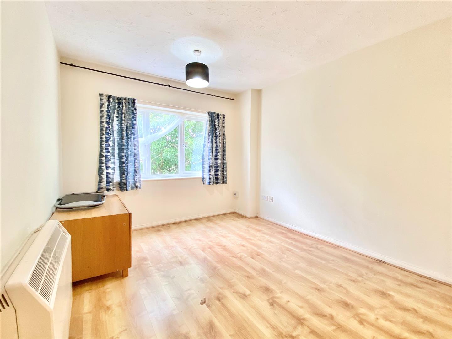 Flat Raven Close in Greater London