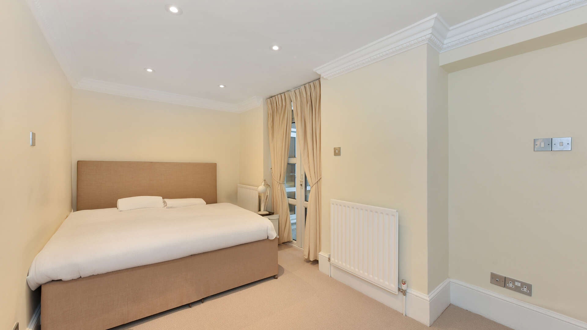 Flat Hollywood Road in Greater London