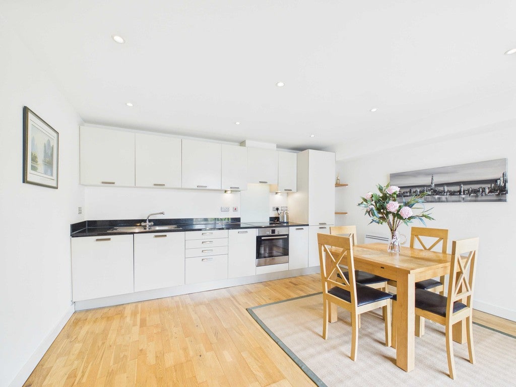Flat Lant Street in Greater London