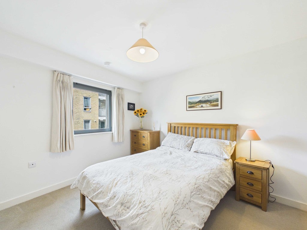 Flat Lant Street in Greater London