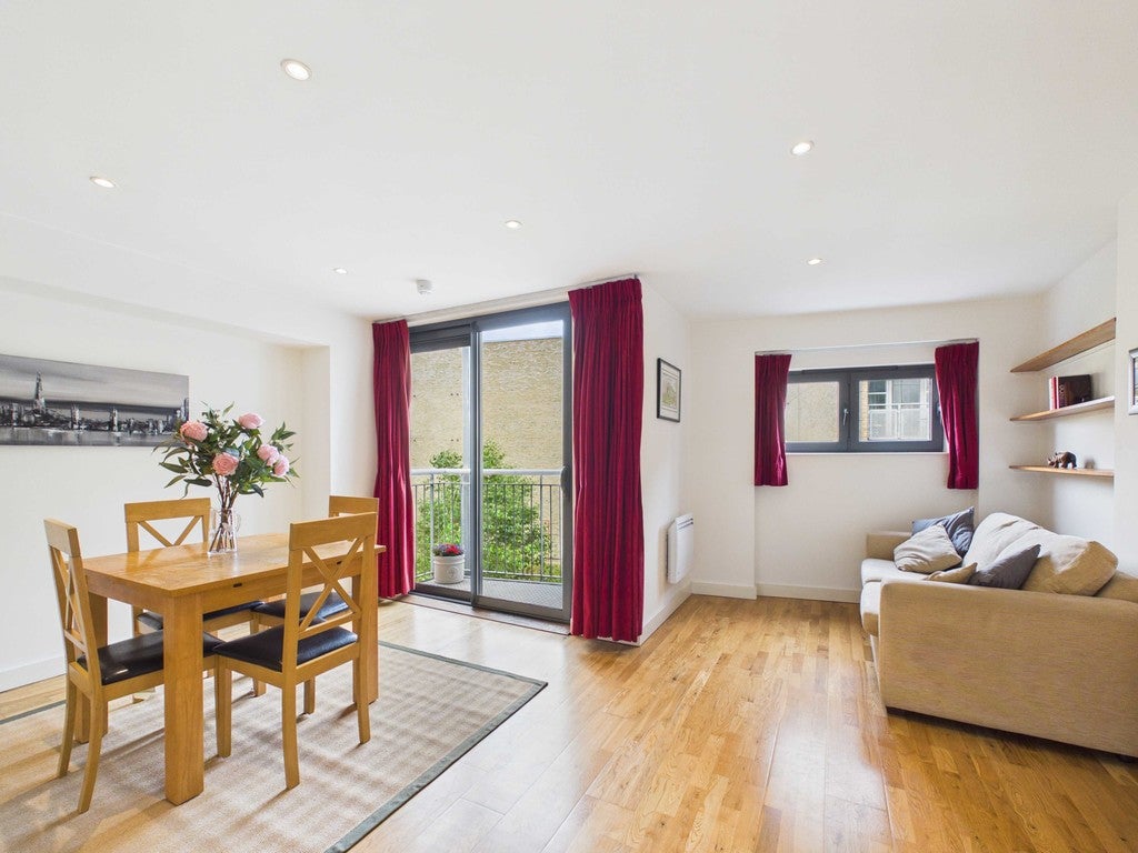 Flat Lant Street in Greater London
