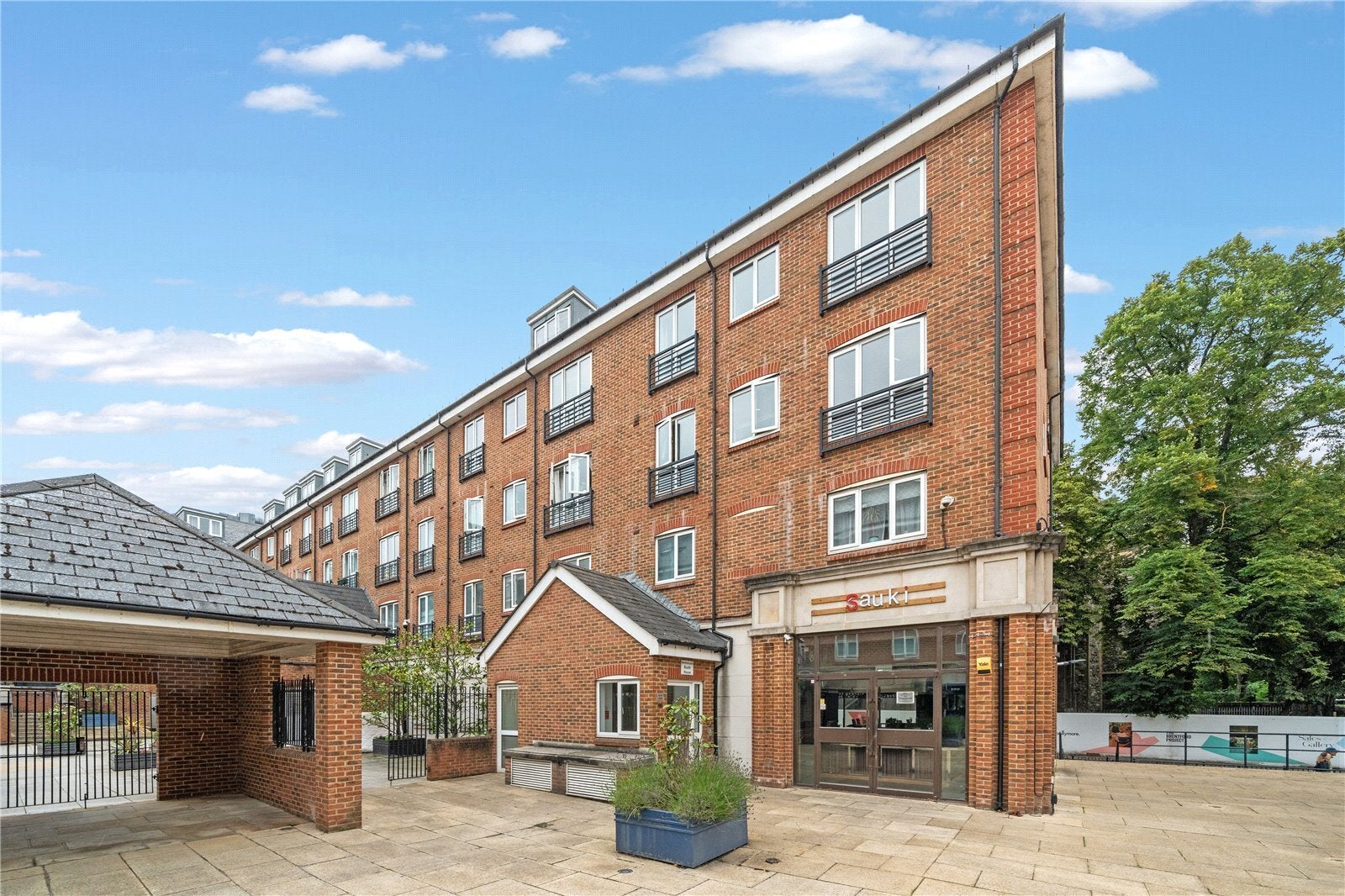 Flat Brentford High Street in Greater London