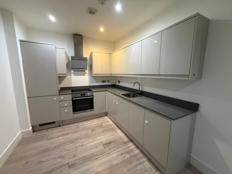 Flat Hadlow Court in Slough