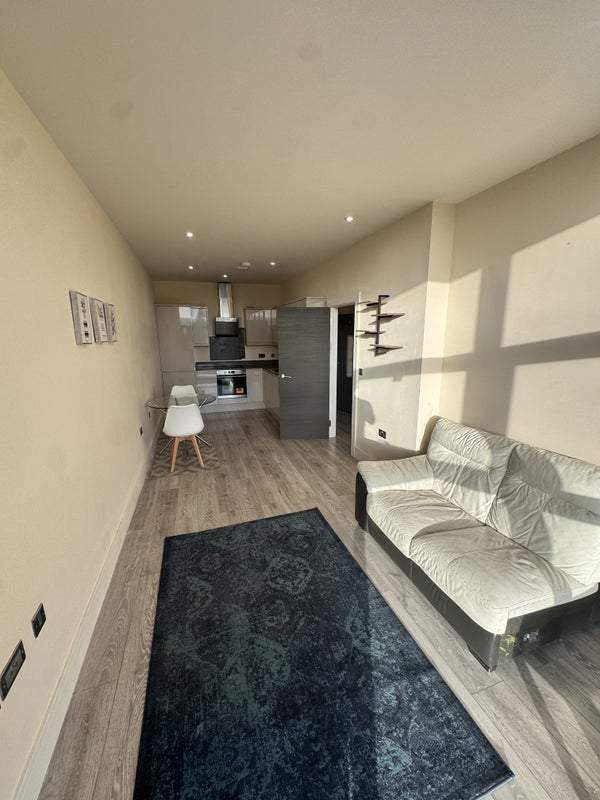 Flat Hadlow Court in Slough
