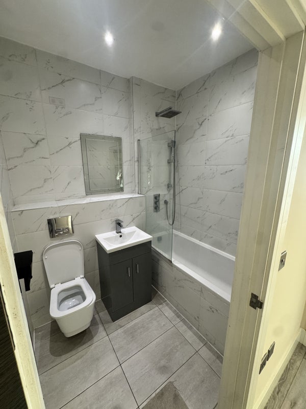 Flat Hadlow Court in Slough