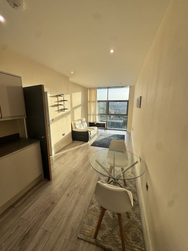 Flat Hadlow Court in Slough
