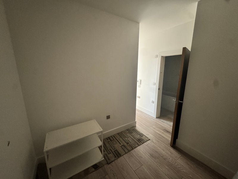 Flat Hadlow Court in Slough