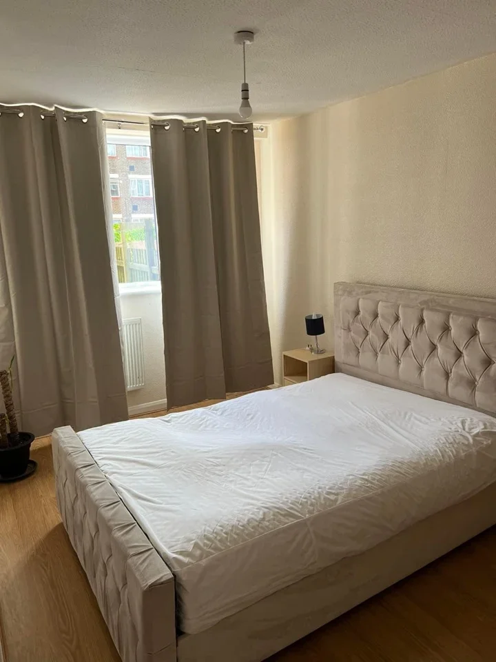 Room Sandy Drive in Greater London