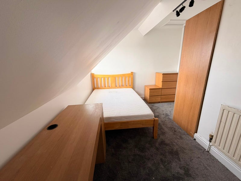 Room Ash Tree Road in Birmingham