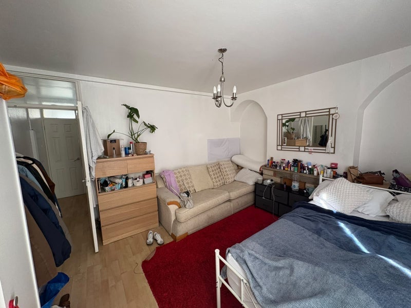 Room Maddams Street in Greater London