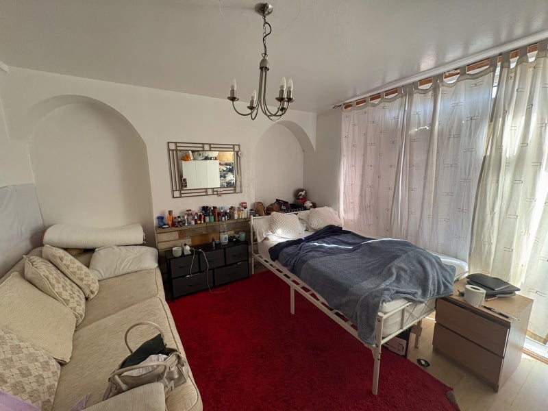 Room Maddams Street in Greater London