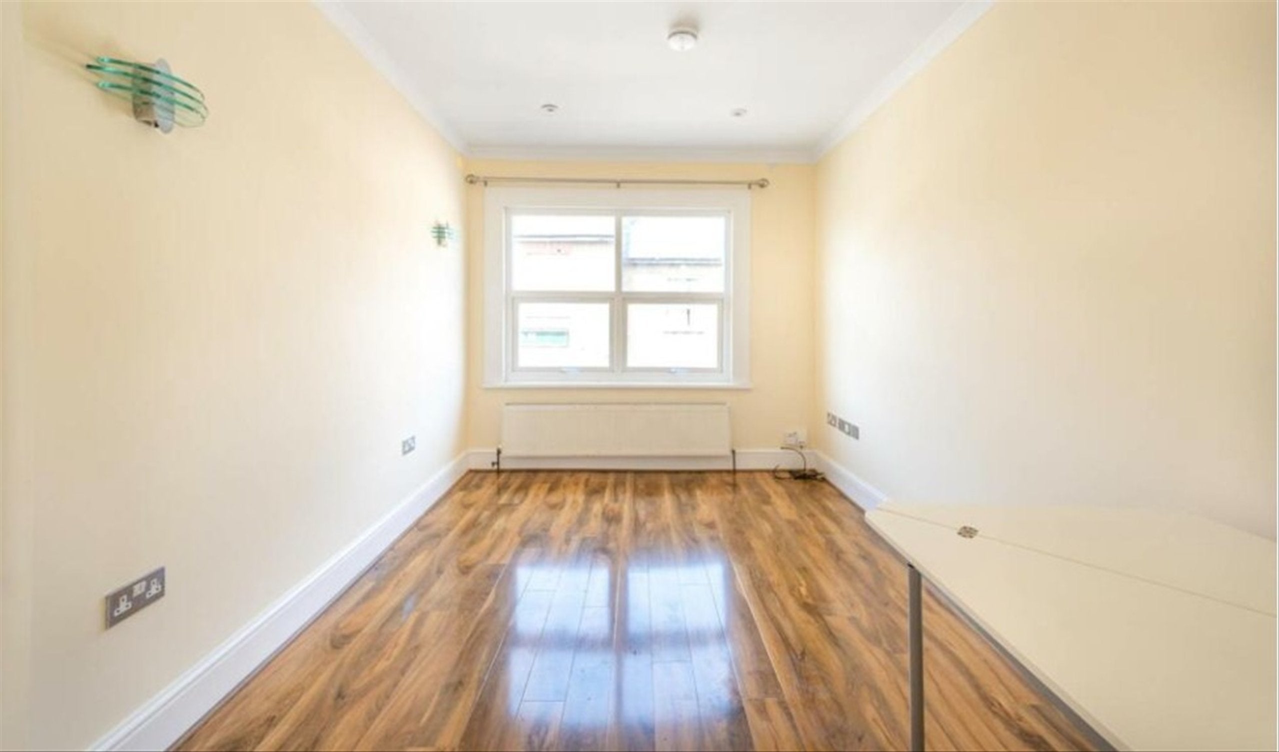 Flat Enfield Road in Greater London