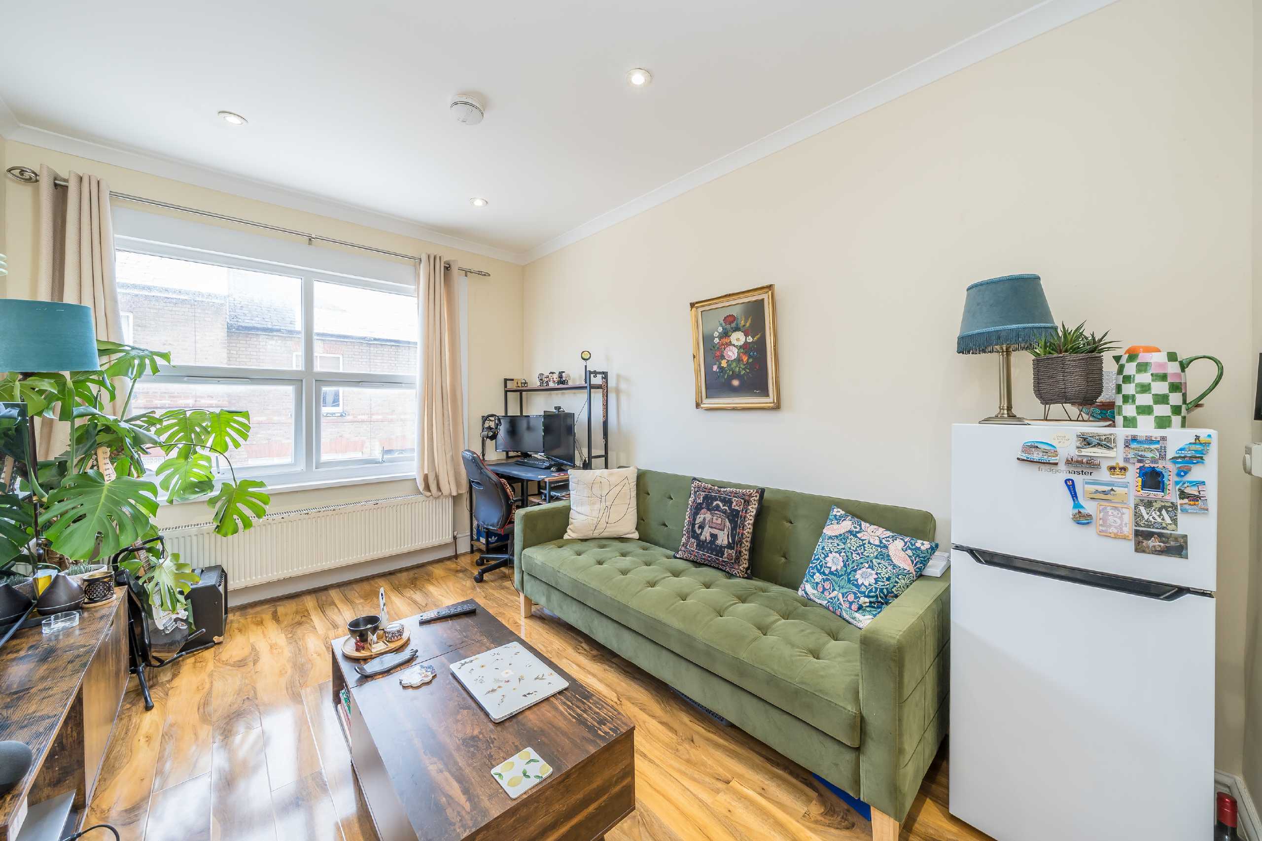 Flat Enfield Road in Greater London