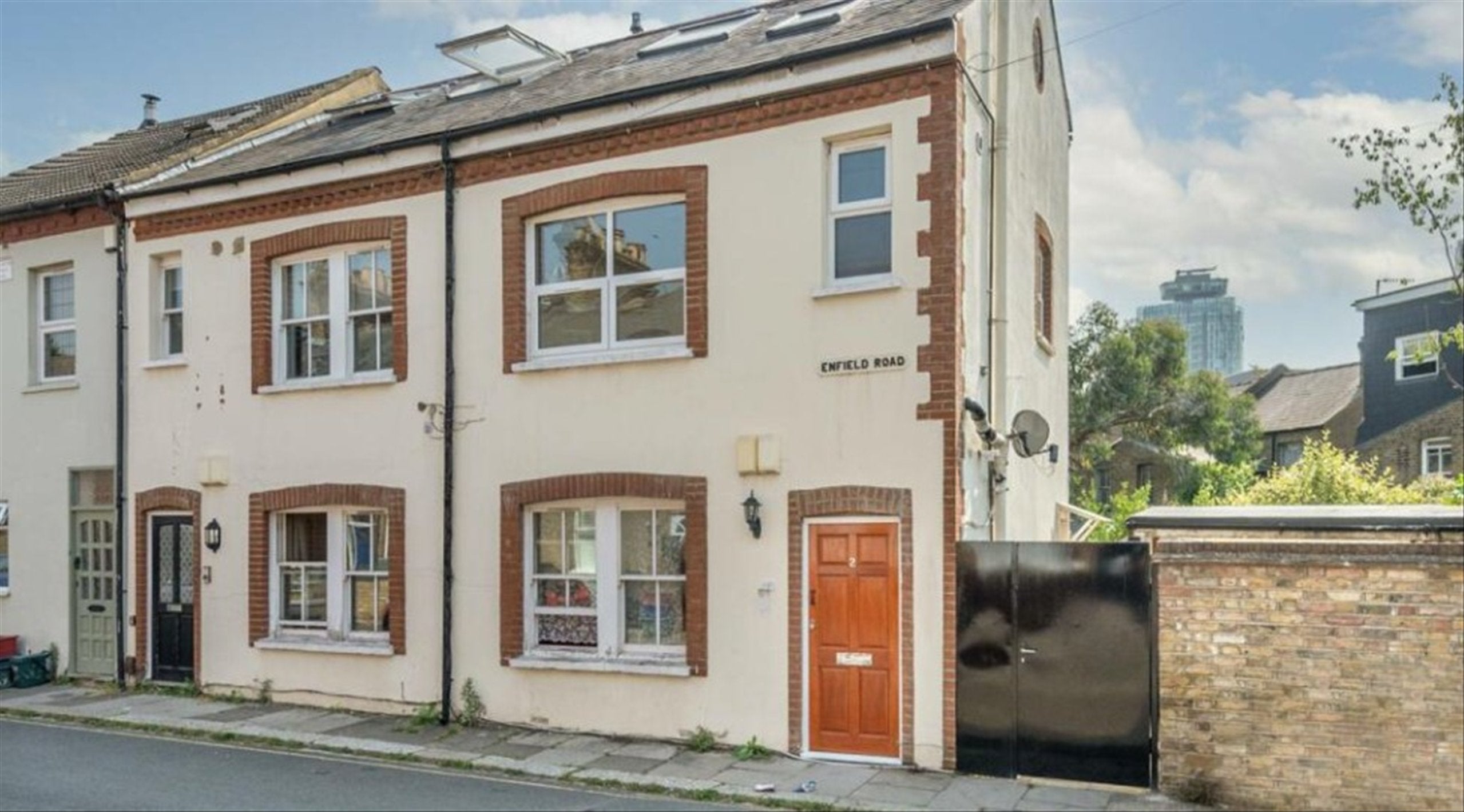 Flat Enfield Road in Greater London