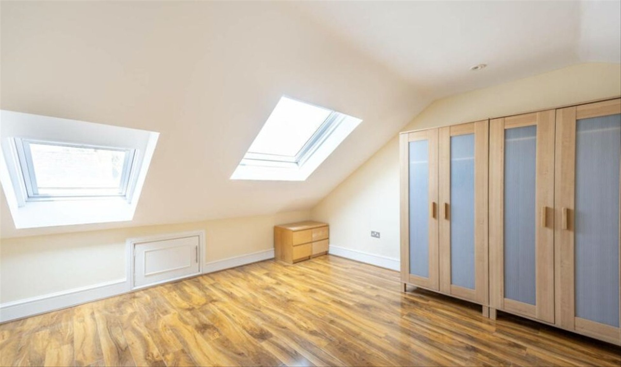 Flat Enfield Road in Greater London