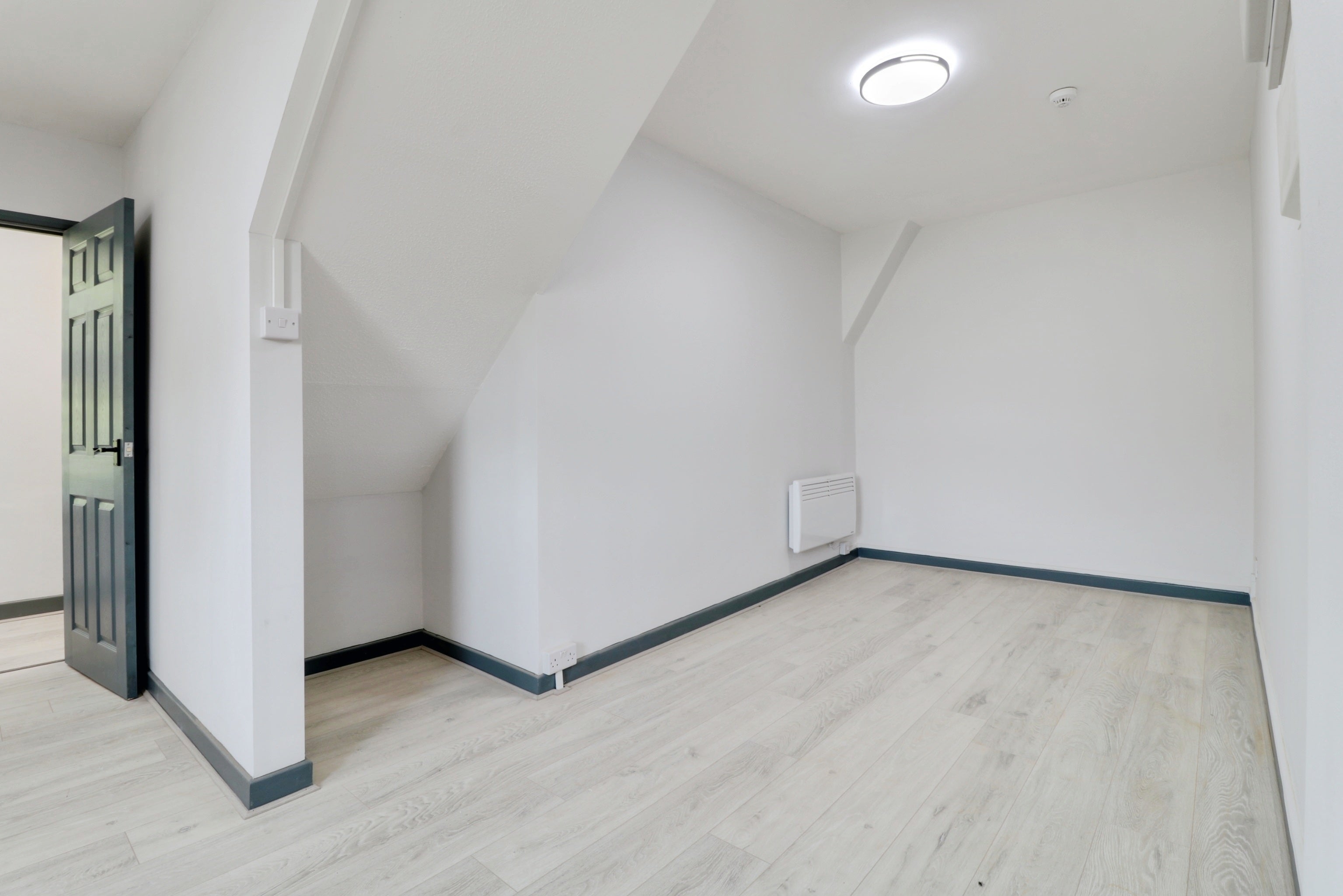 Flat Fowler Close in Southend-on-Sea