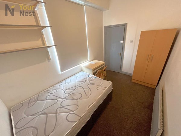 Room Westfield Road in Leeds