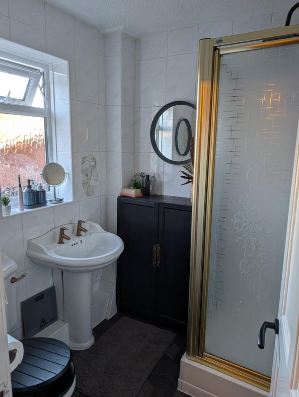 Room Whitefield Road in Bristol