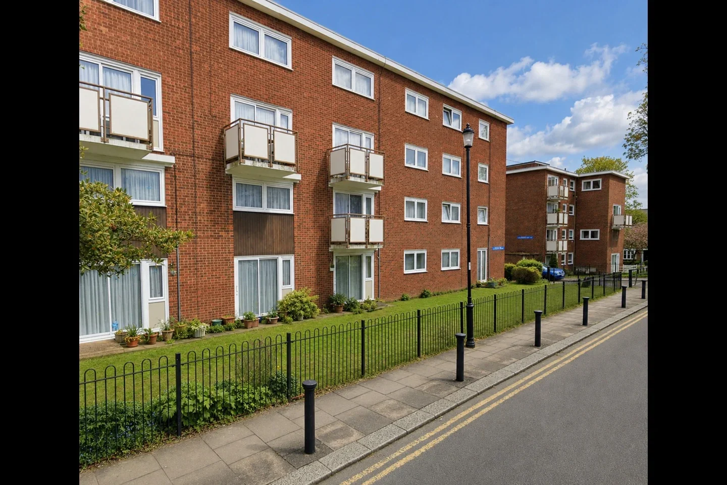 Flat Sherbrook Gardens in Greater London
