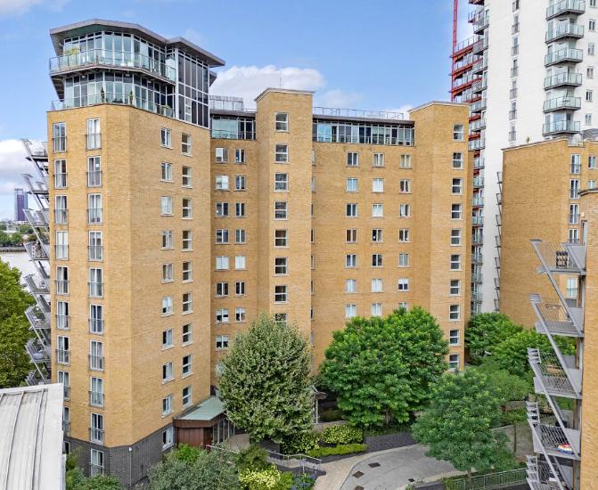 Flat Millwall Cutting Quay in Greater London