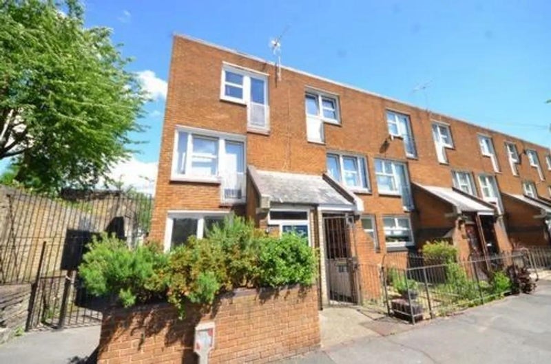 Room Armour Close in Greater London