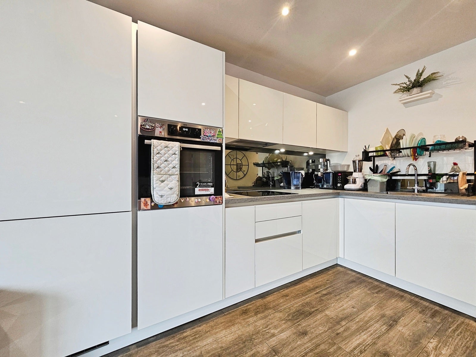Flat Fairfield Avenue in Borough of Spelthorne