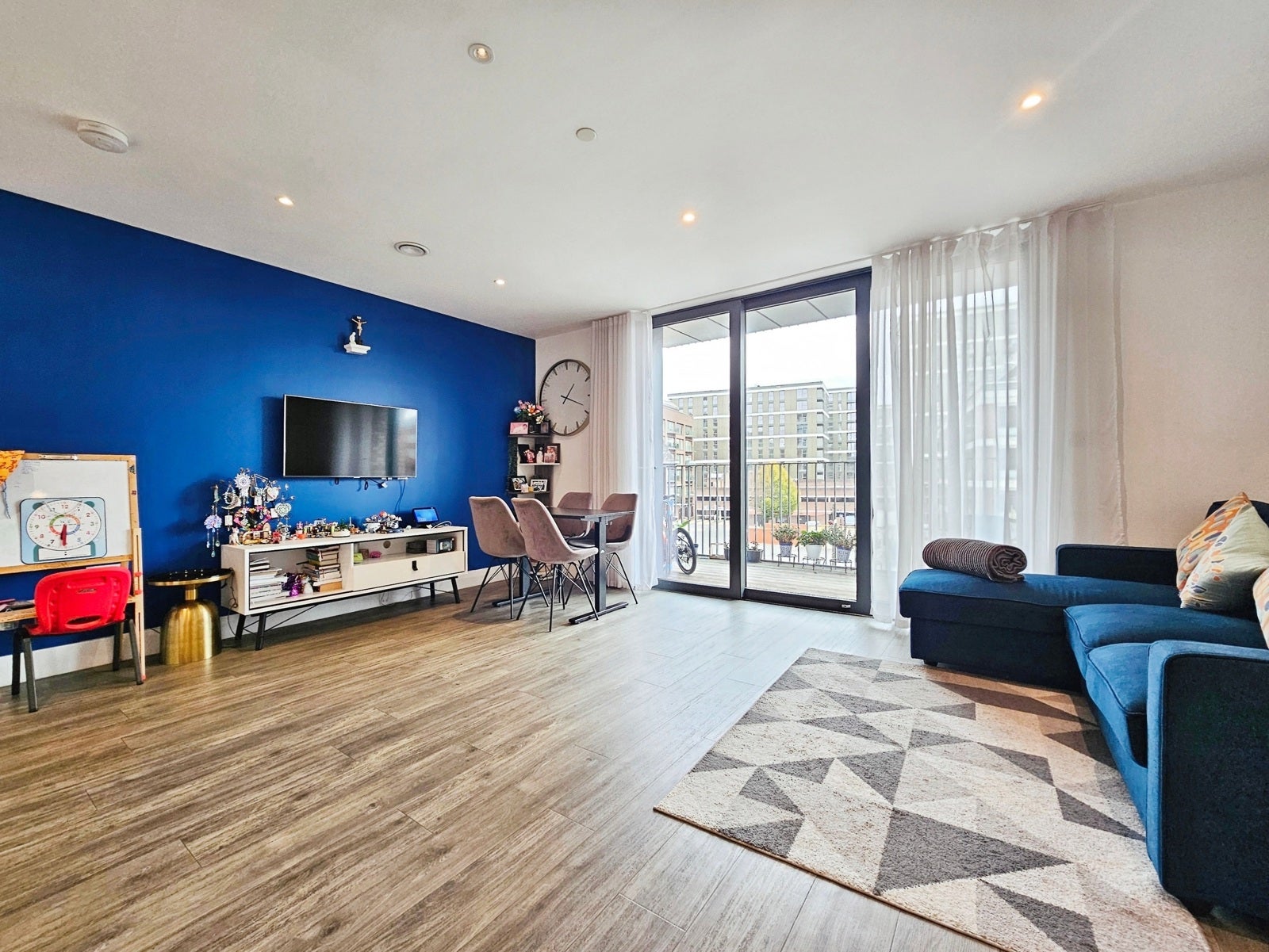 Flat Fairfield Avenue in Borough of Spelthorne