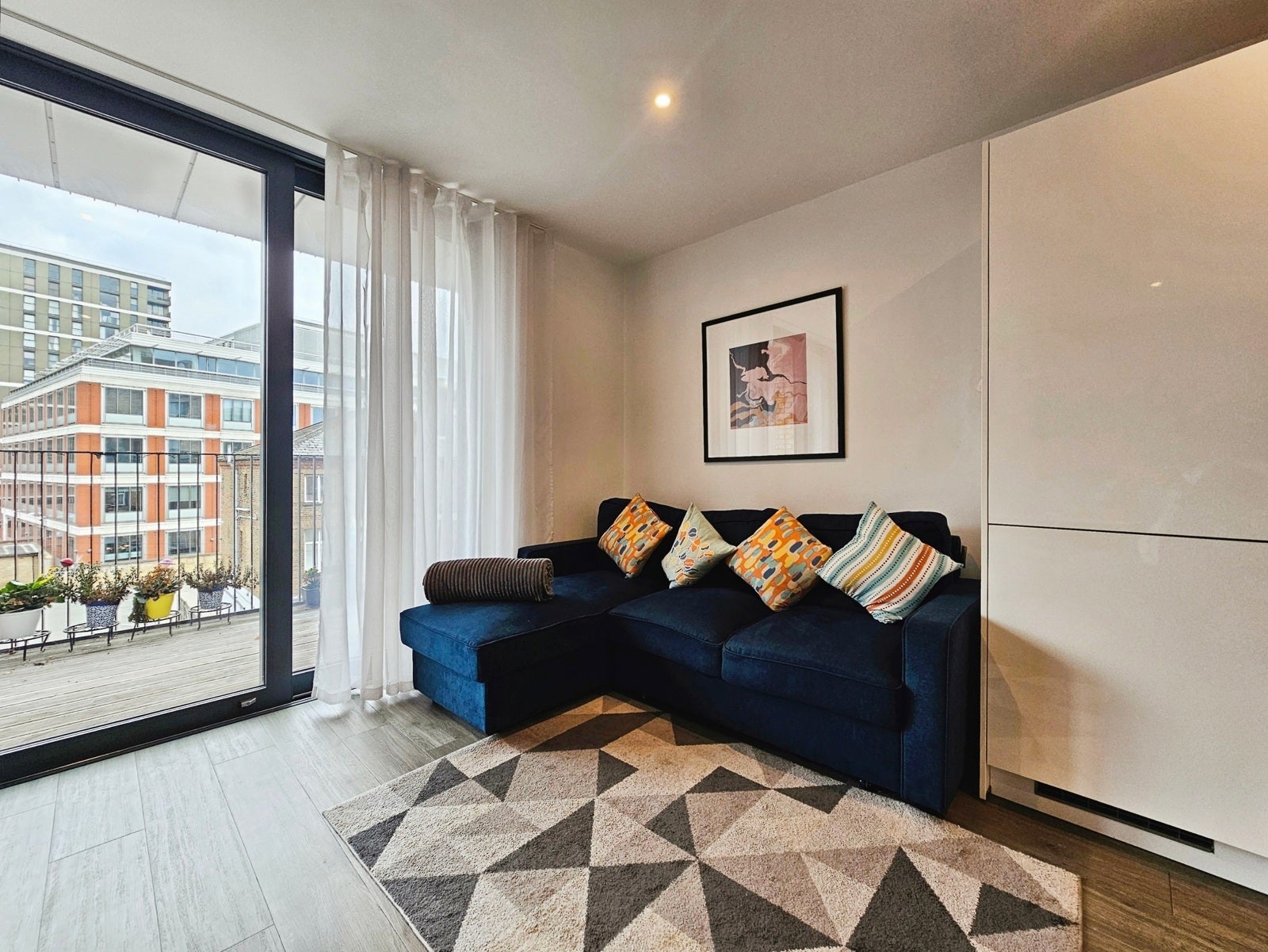 Flat Fairfield Avenue in Borough of Spelthorne