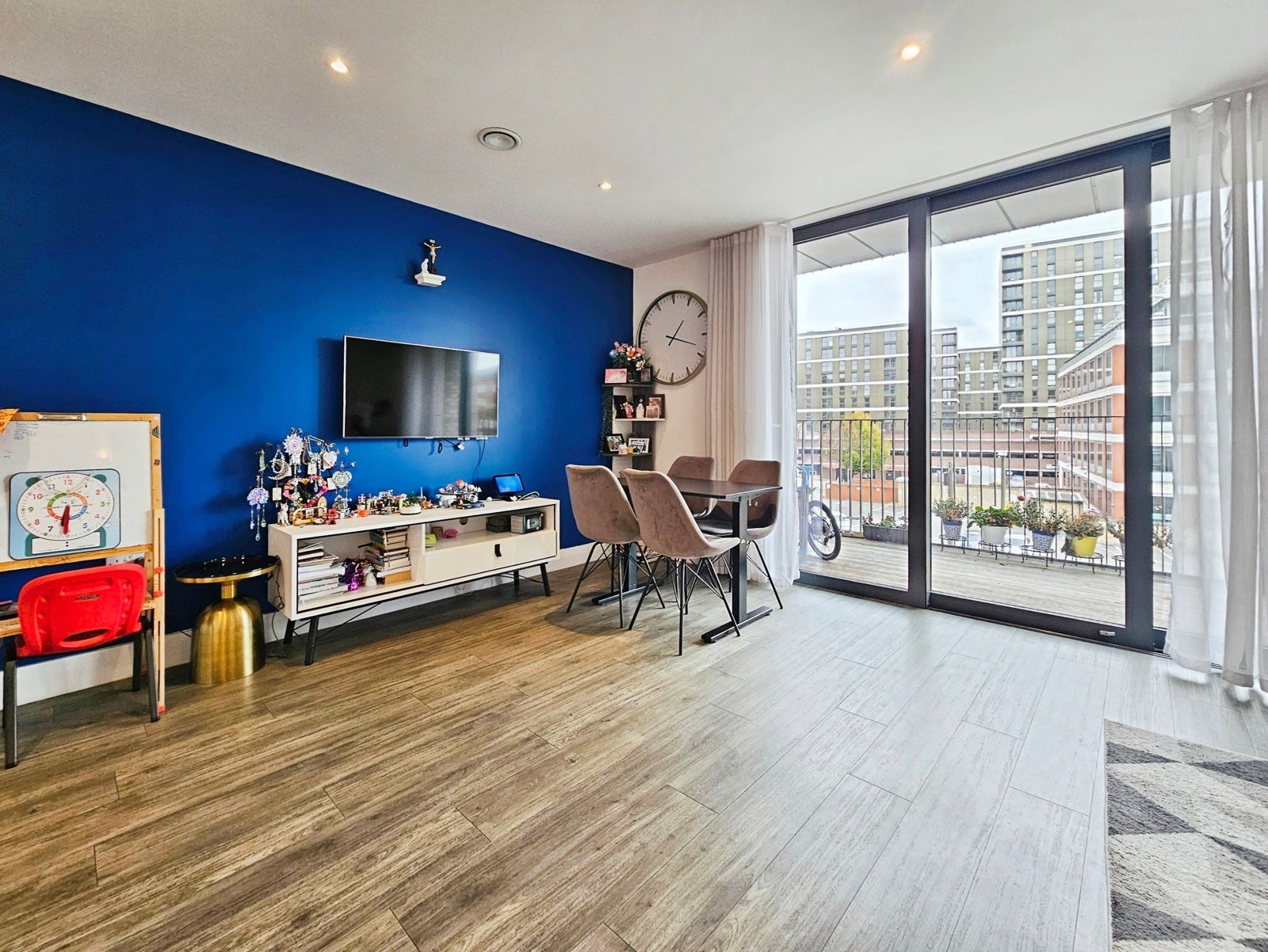 Flat Fairfield Avenue in Borough of Spelthorne
