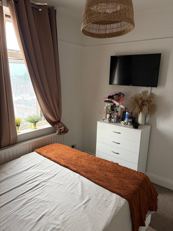 Room Gunnersbury Lane in Greater London