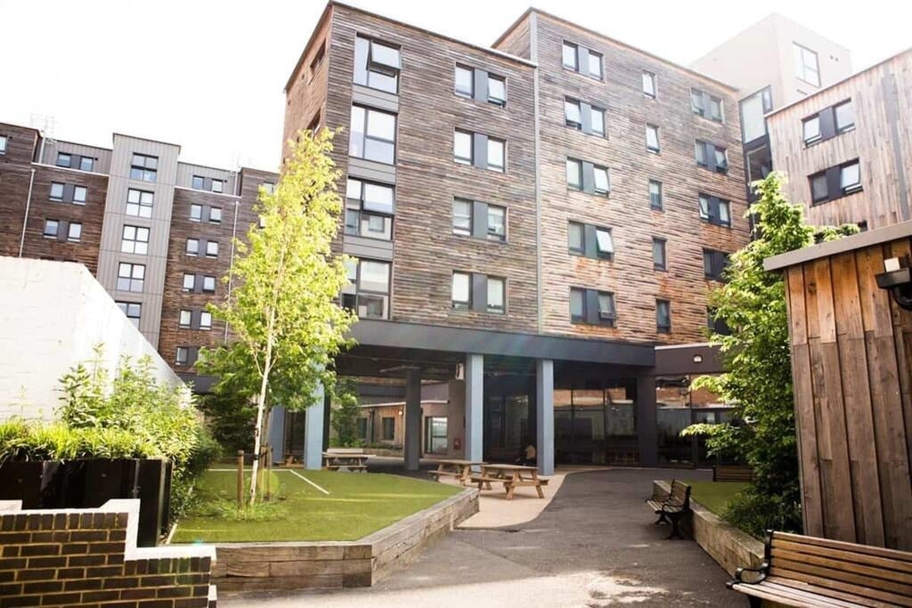 Room Holloway Road in Greater London