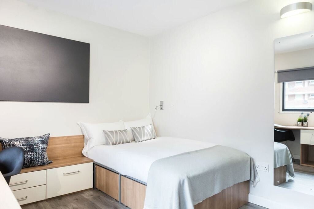 Room Holloway Road in Greater London