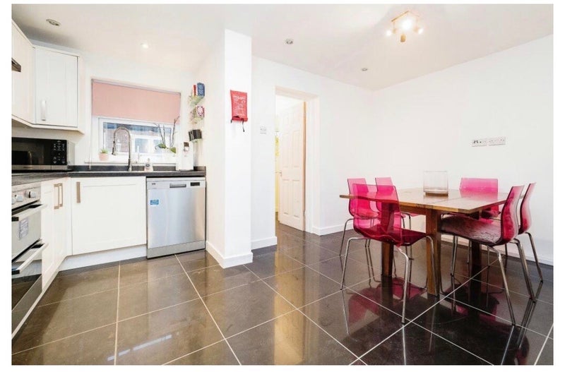 Room Kimberley Avenue in Greater London