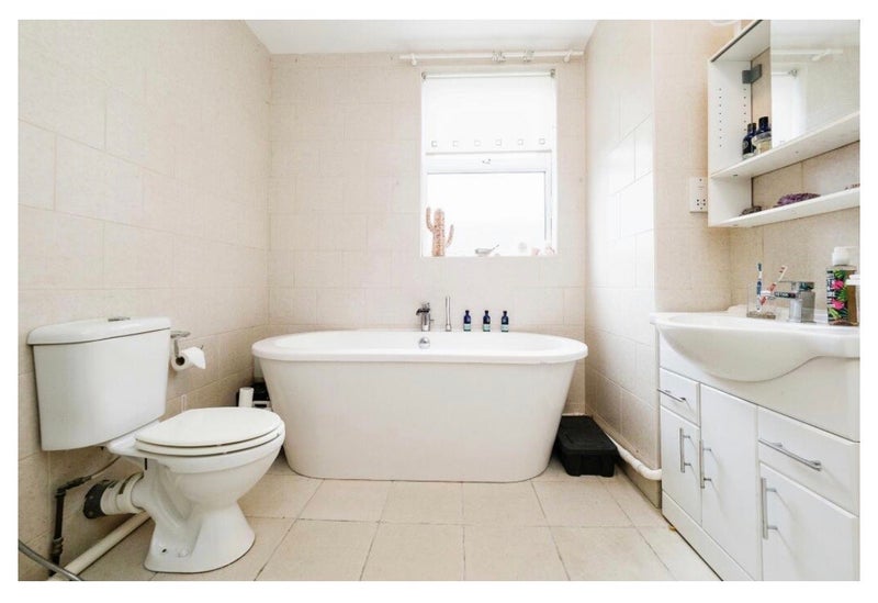 Room Kimberley Avenue in Greater London