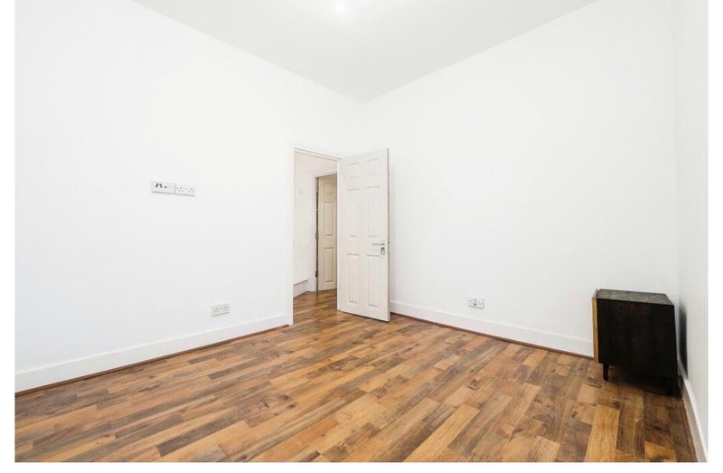 Room Kimberley Avenue in Greater London