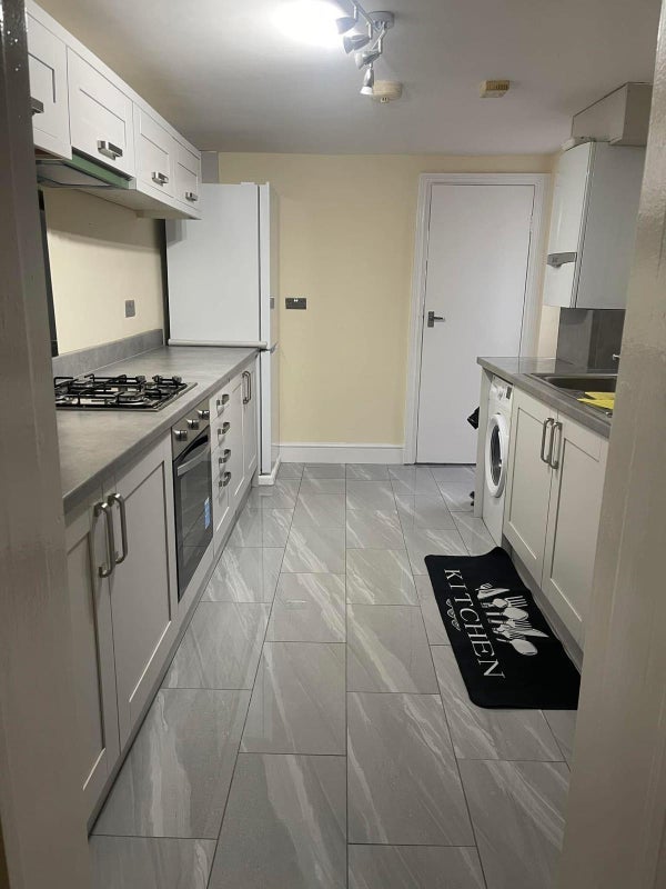 Room Courtland Road in Greater London