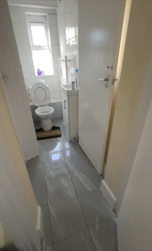 Room Courtland Road in Greater London