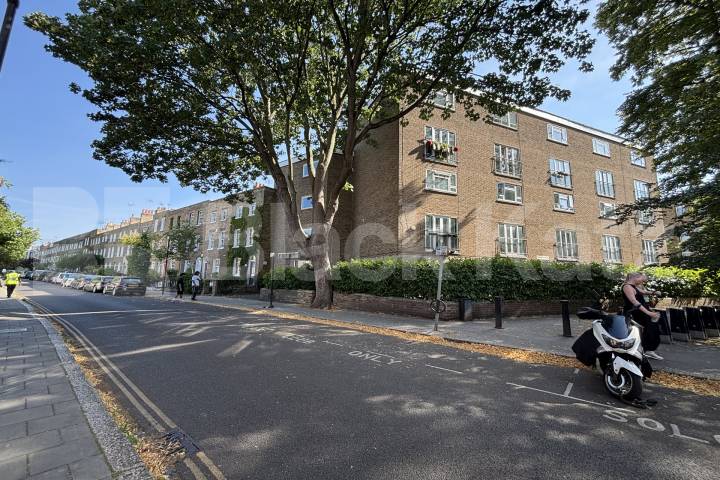 Flat Borough High Street in Greater London