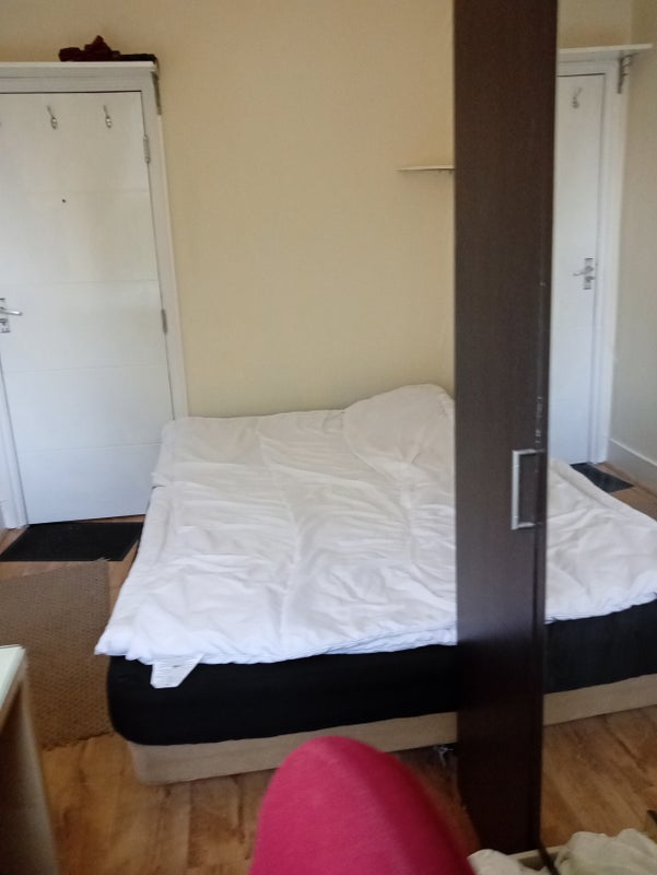 Room Chiswick High Road in Greater London