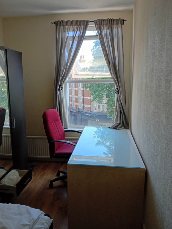 Room Chiswick High Road in Greater London