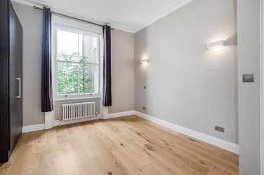Flat Dewhurst Road in Greater London